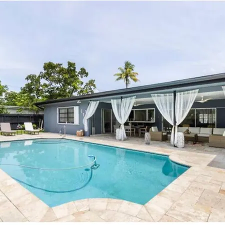 Spacious 4 Bedroom 3 Bathroom House With Heated Pool And Outdoor Shower Close To Ffl Airport And Cruise Port